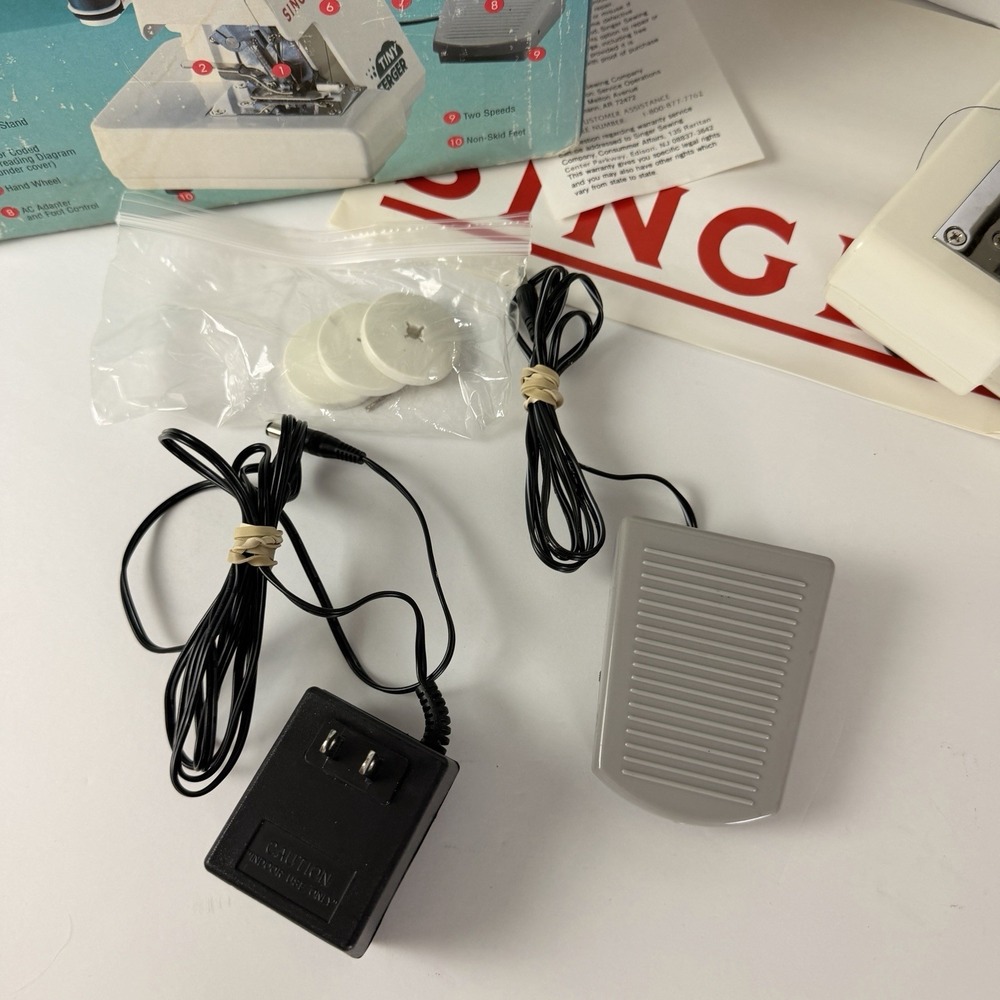 Singer Tiny Serger TS380A Overedging Machine Prethreaded w Box - Picture 5 of 12